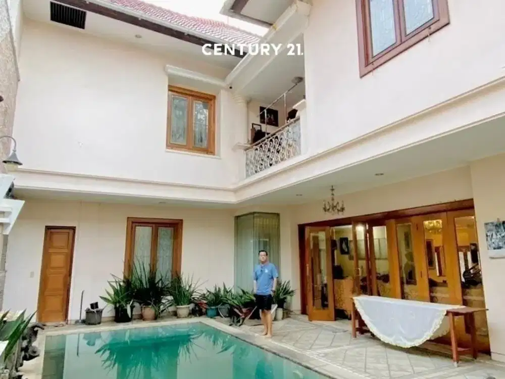 Rumah Mewah Semi Furnished Ada Swimming Pool Di Sektor 1 RN 18187