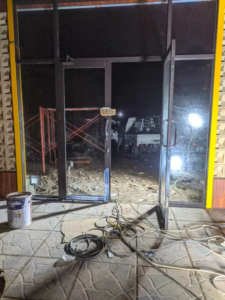 Pintu kaca dan jendela aluminium