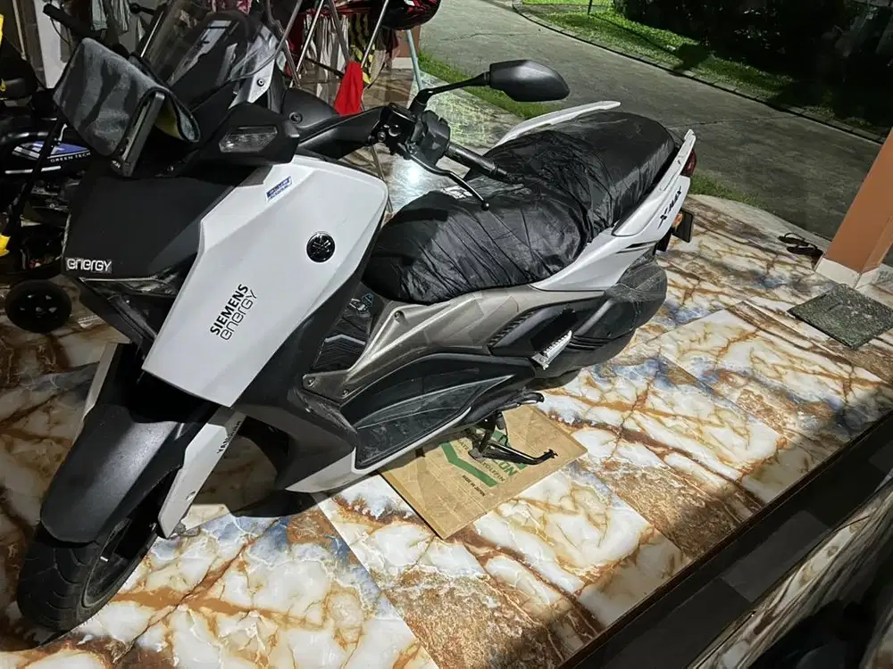 XMax Connected 2024
