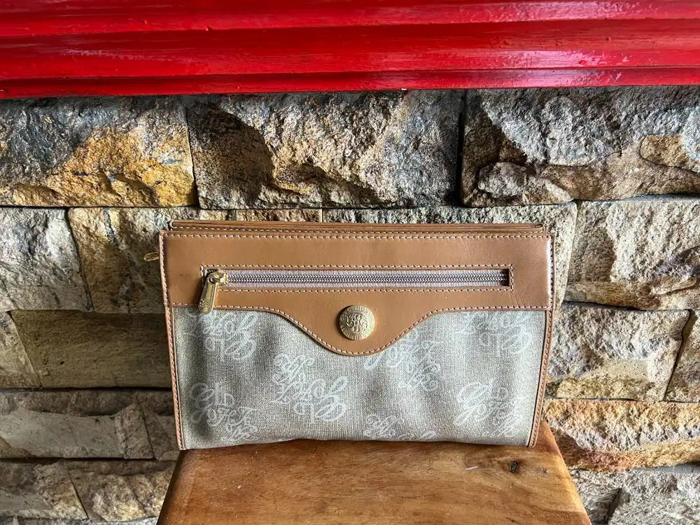 Hunter gold clutch