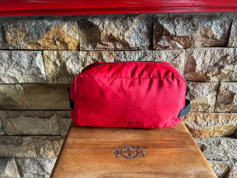 Tas tangan/pouch Ferrari
