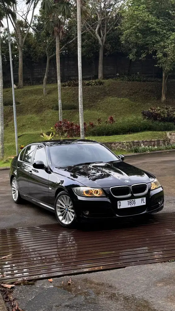 BMW 320i 2010 Bensin