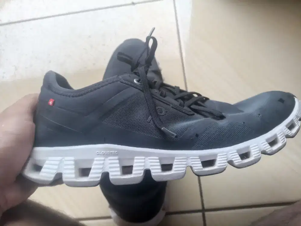 Sepatu on cloud running original