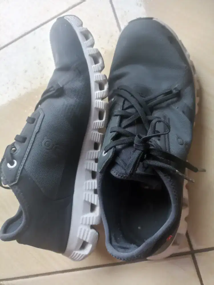 Sepatu on cloud running original