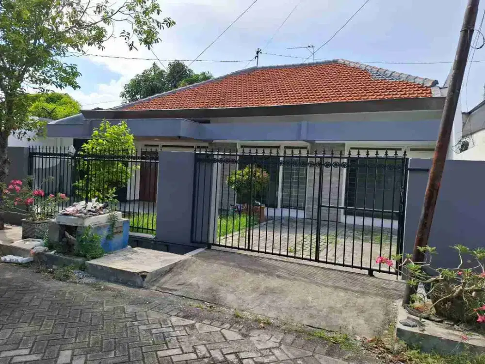 DISEWAKAN RUMAH LEBAR DAN LUAS MANYAR KARTIKA