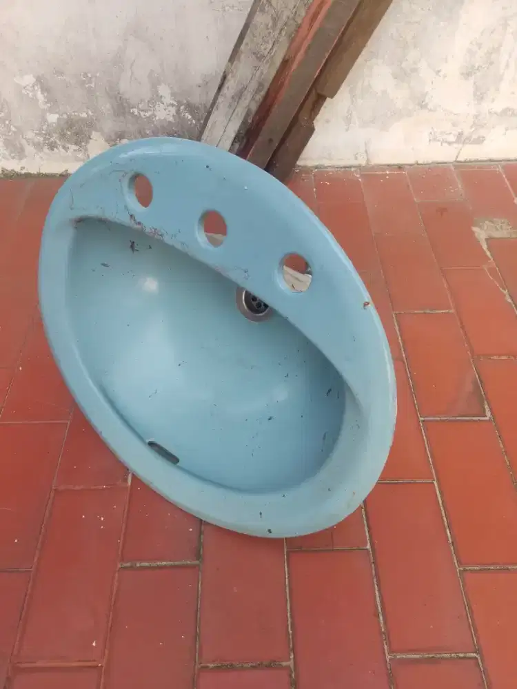 Wastafel warna biru