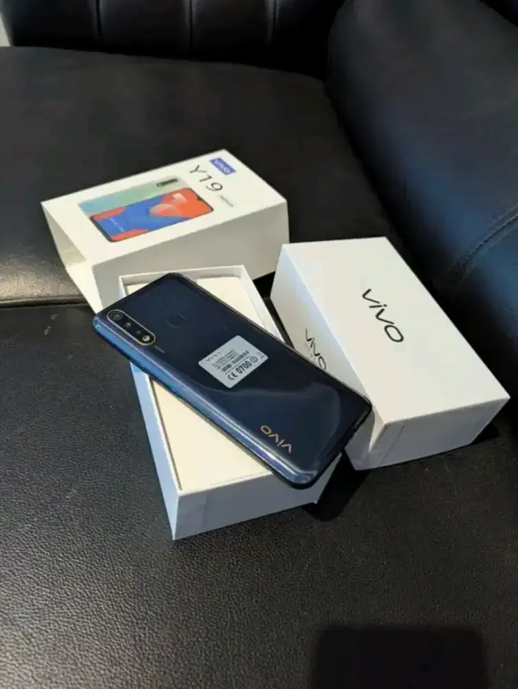Vivo y19 8/256 .