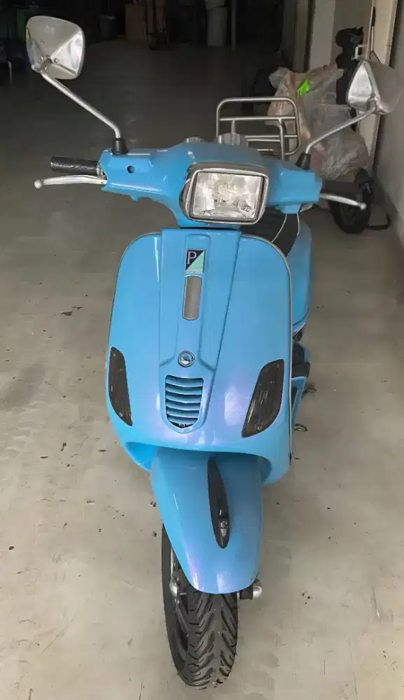 Vespa 125 CC - Biru bunglon