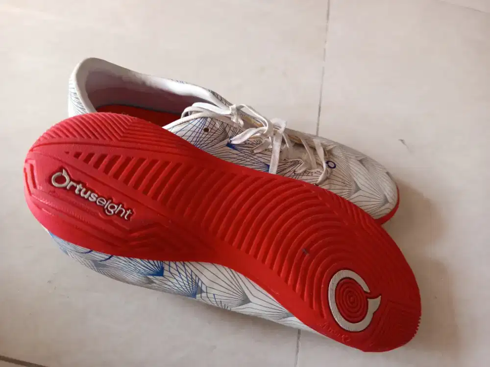 Sepatu futsal ortuseight