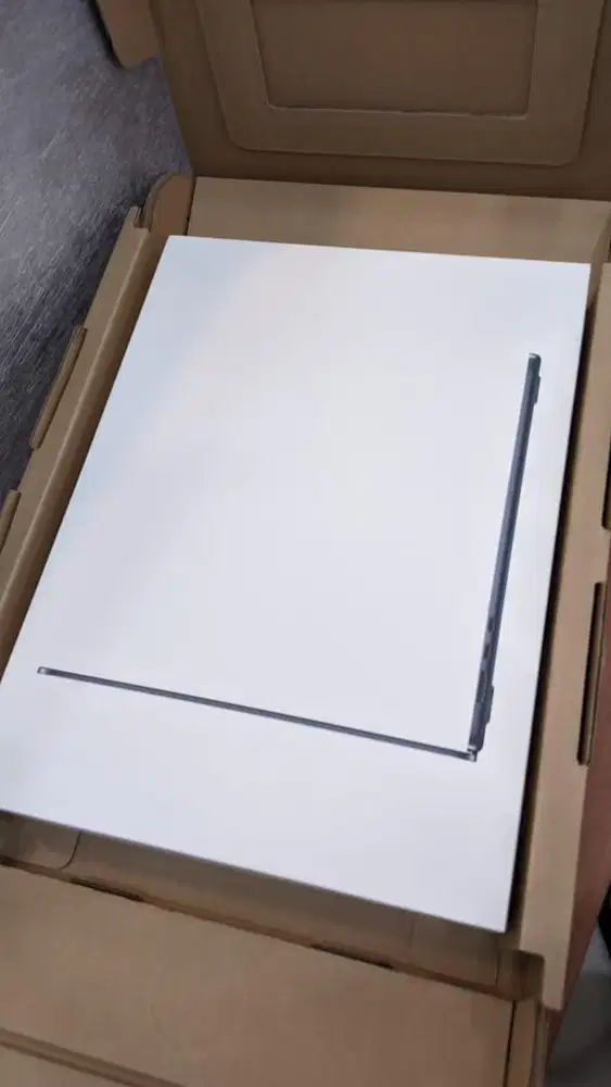 BNIB MacBook Air M3 15 inch 2024 8/256GB Midnight Garansi iBox 1 Tahun