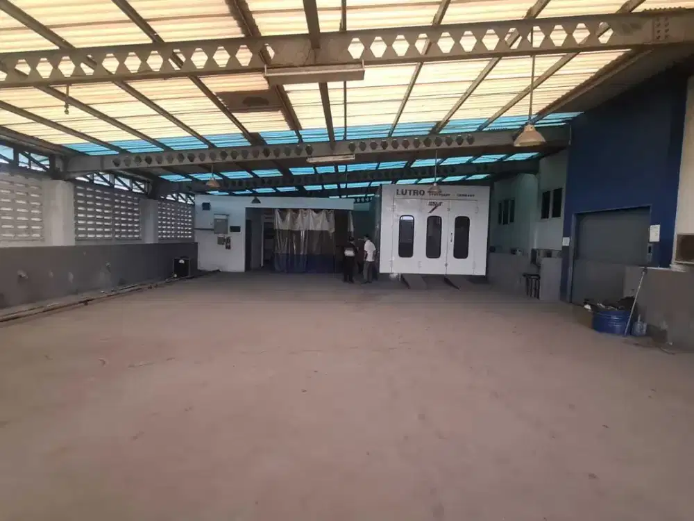 Dijual Gedung Show Room Include Bengkel Lokasi Strategis di Depok