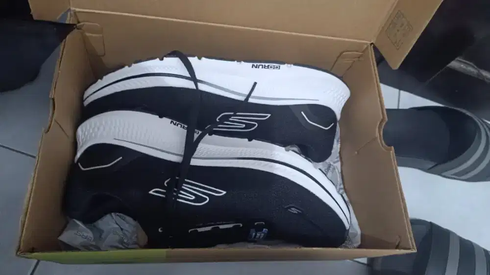 Sepatu merk Skechers
