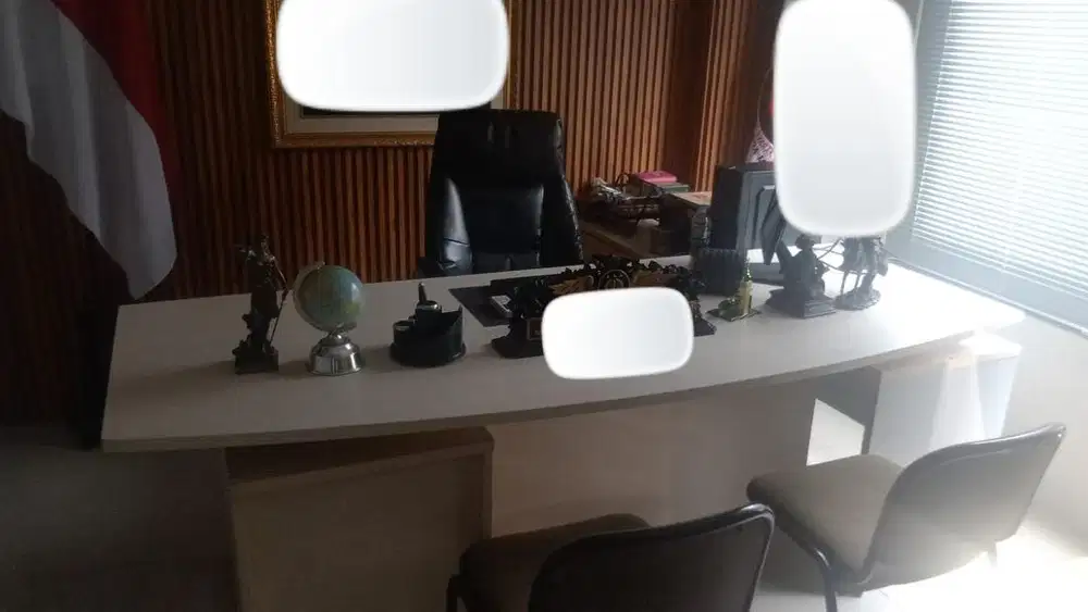 Meja dan kursi kantor