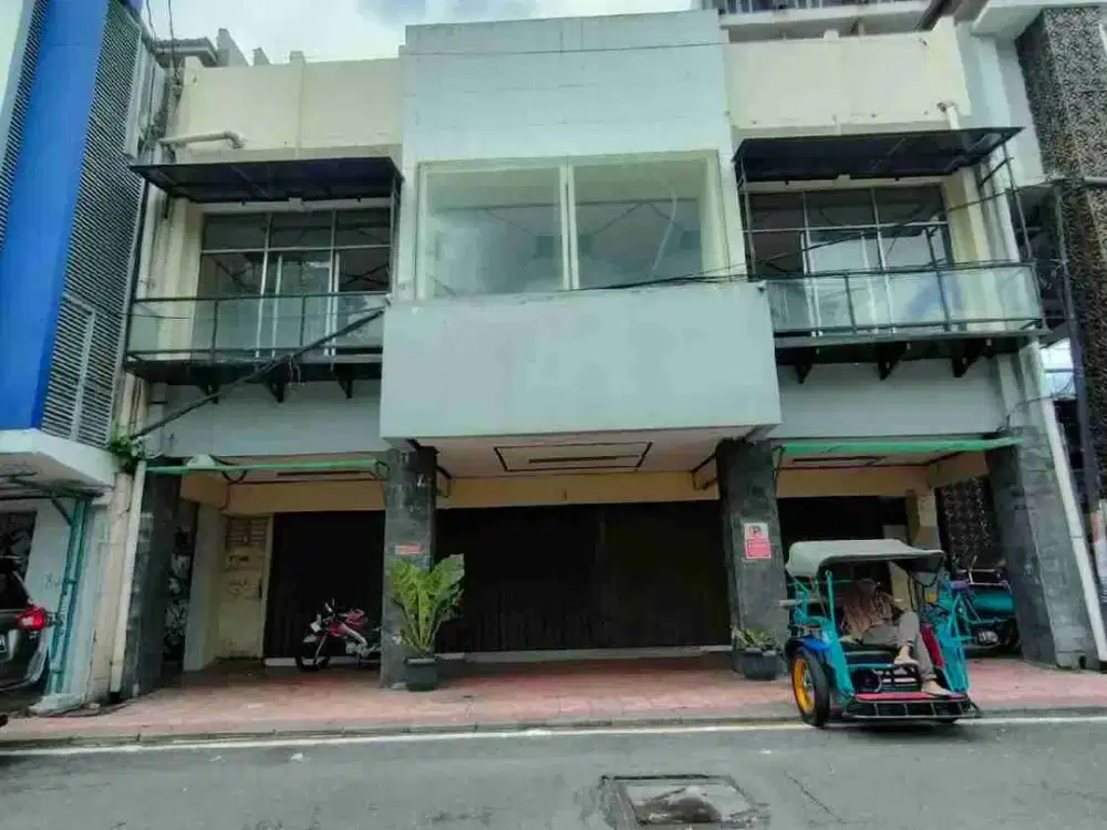 Dijual cepat jarang ada Gedung 3 Lantai pinggir jalan Mangkubumi Jogja dekat Tugu & Malioboro
