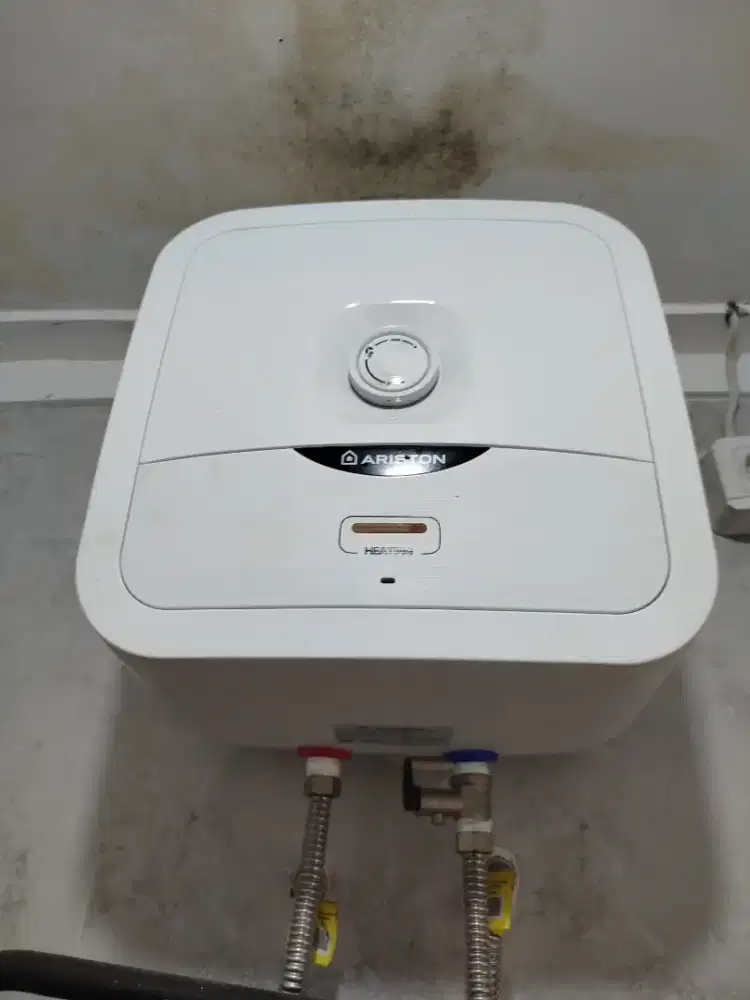 Water heater 10L ariston ( kondisi 95% )
