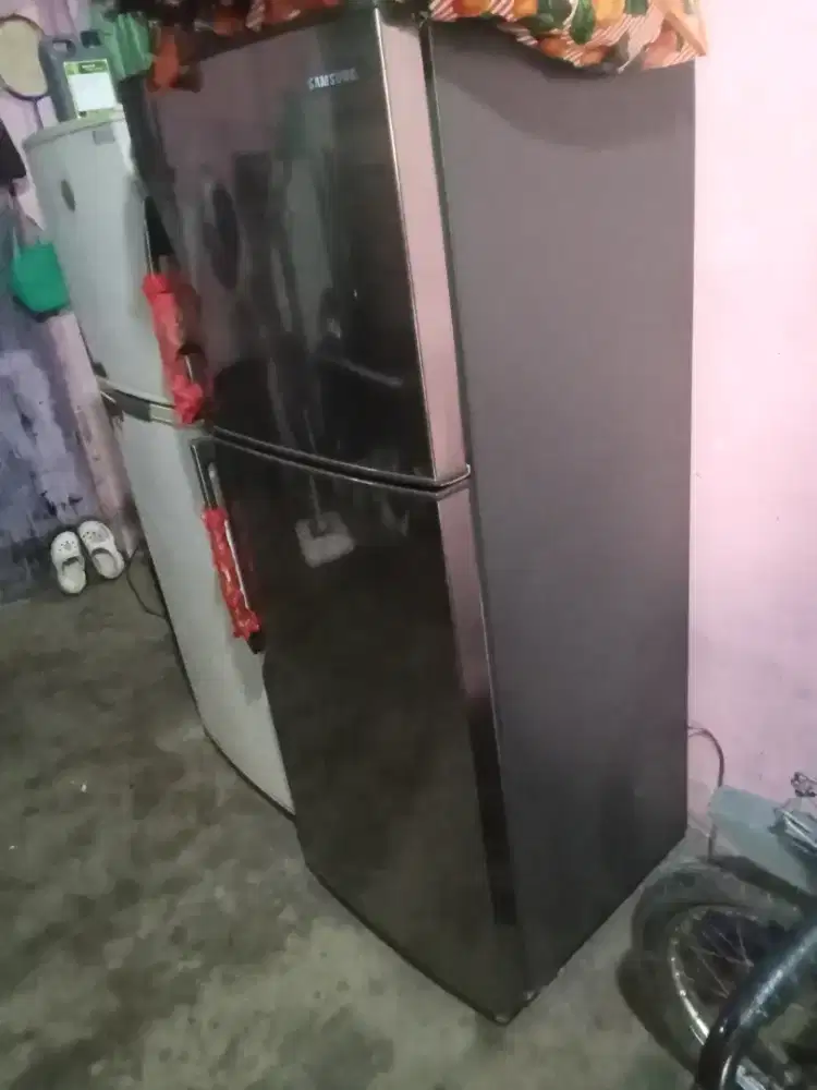 Dijual kulkas 2 pintu merek samsung