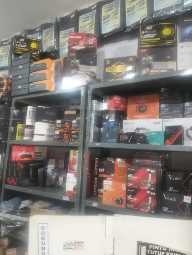 Teknisi tukang variasi mobil