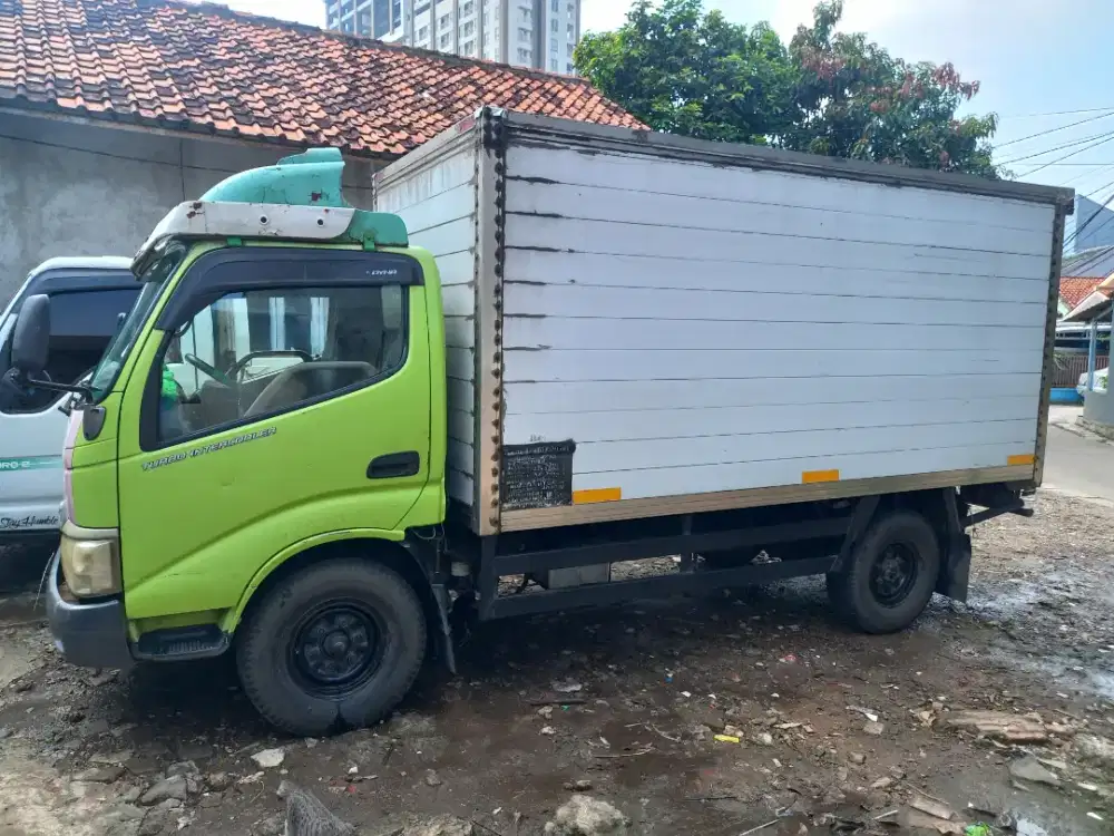 Di jual hino dutro 2010 sdl englel box long sasis