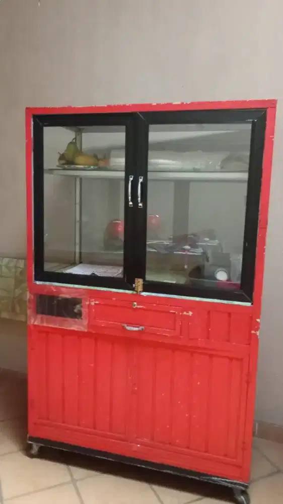 LEMARI KACA SERBAGUNA