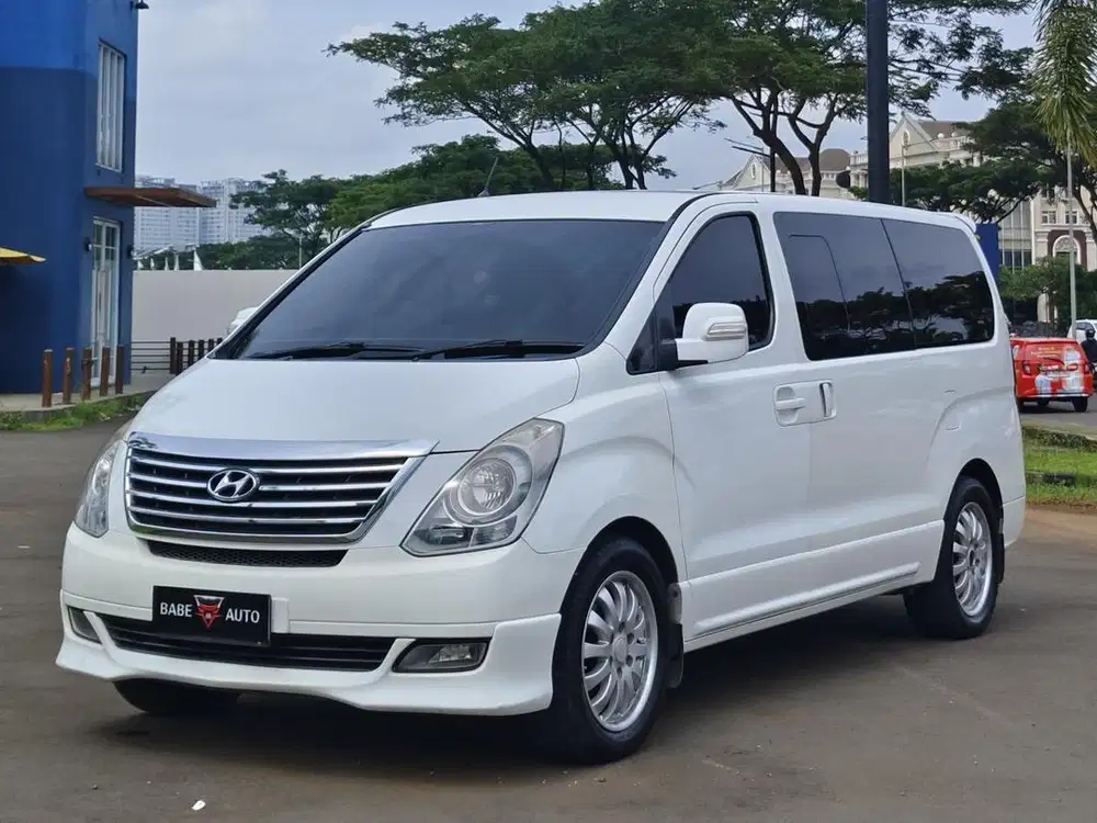 HYUNDAI H1 2.5 crdi AT 2014 PUTIH BERGARANSI