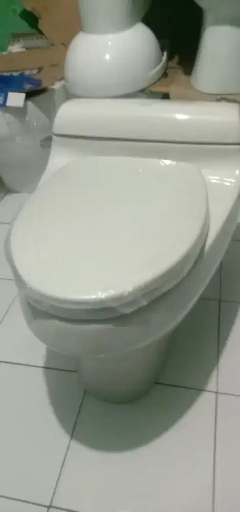Kloset duduk monoblok mrek Toto warna cream muda.