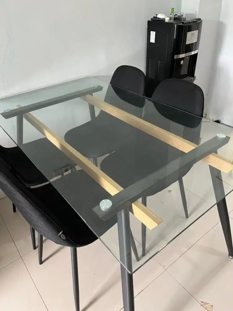 MEJA MAKAN 4 KURSI INFORMA