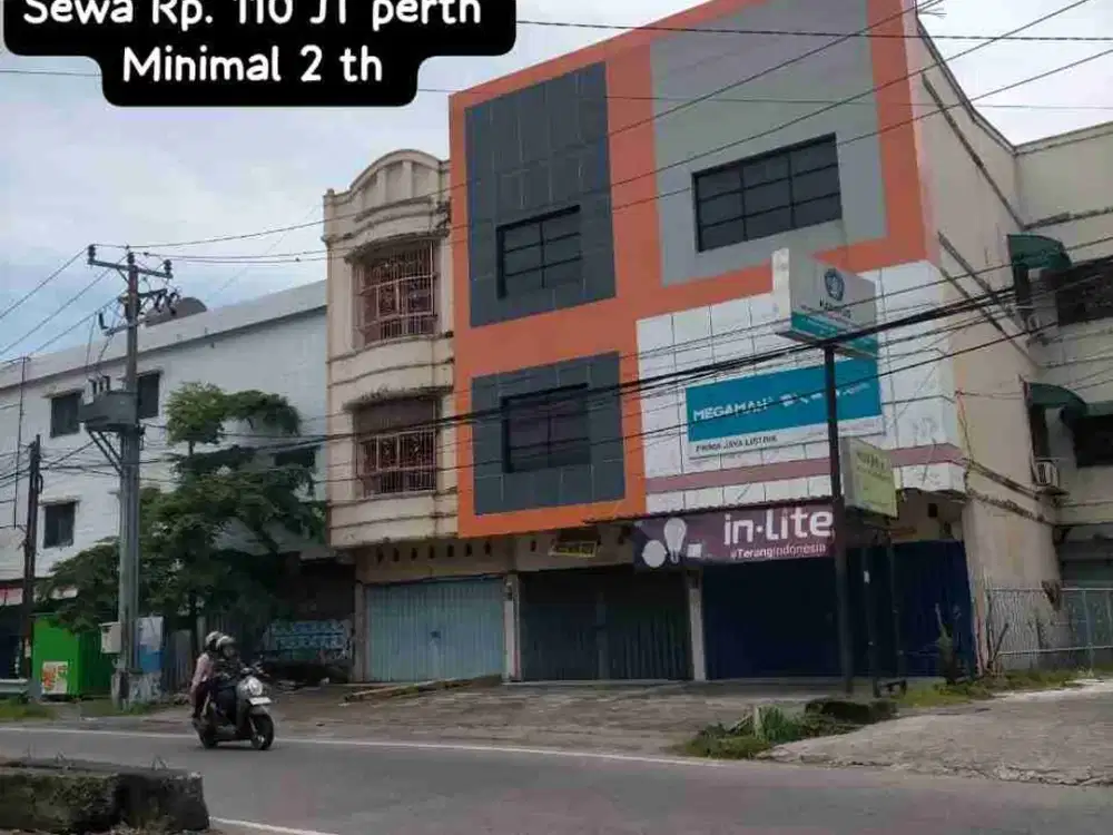 Dijual atau Disewakan 
Ruko Adiyaksa Baru 
5 X 19,25
Lantai 2 &3 ukr 5X22
3 Lantai Listrik 3.500
Sewa RP. 110 JT Perthn
Minimal 2 th
Jual Rp. 4 M Nego