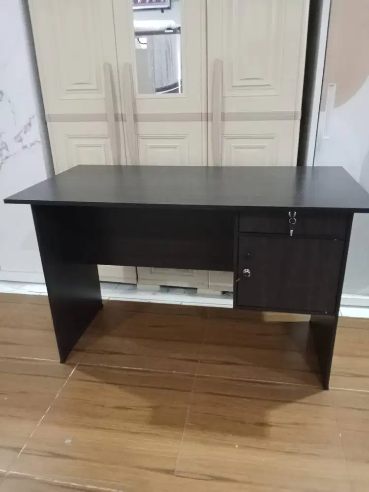 MEJA TULIS 1/2 B GSTAR