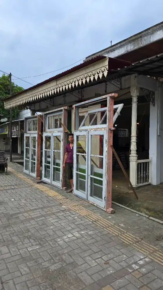 jendela kolonial
