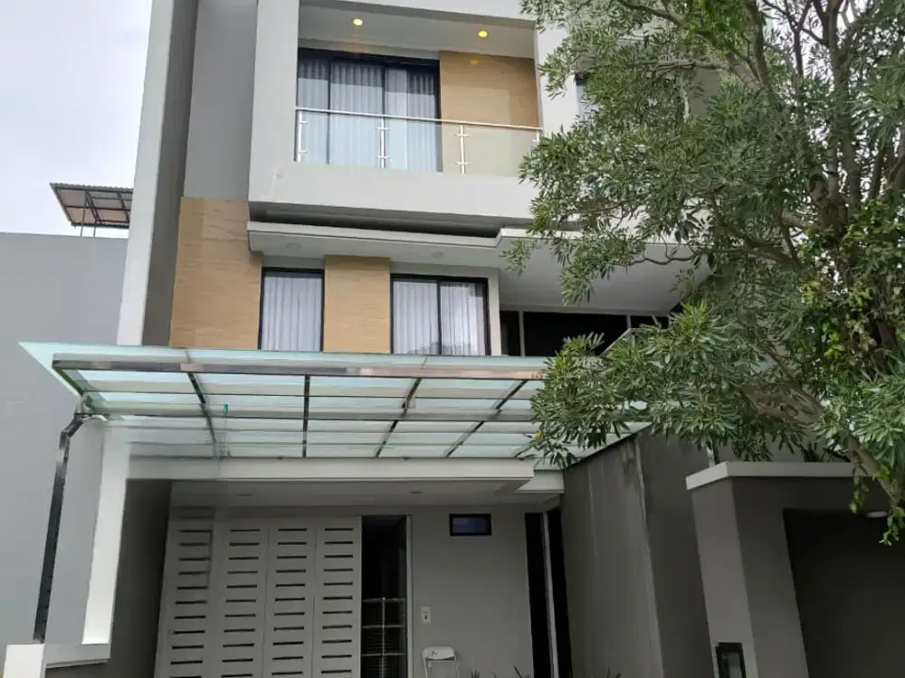 Rumah 3 Lantai Bagus Furnished HGB di Pakuwon Indah