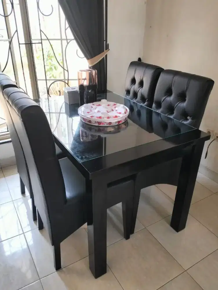 Meja makan + 4 kursi