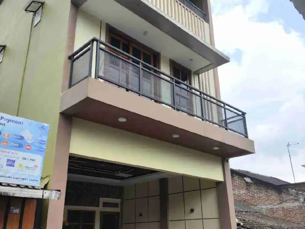Dijual Rumah 3 Lantai di Perum Secang