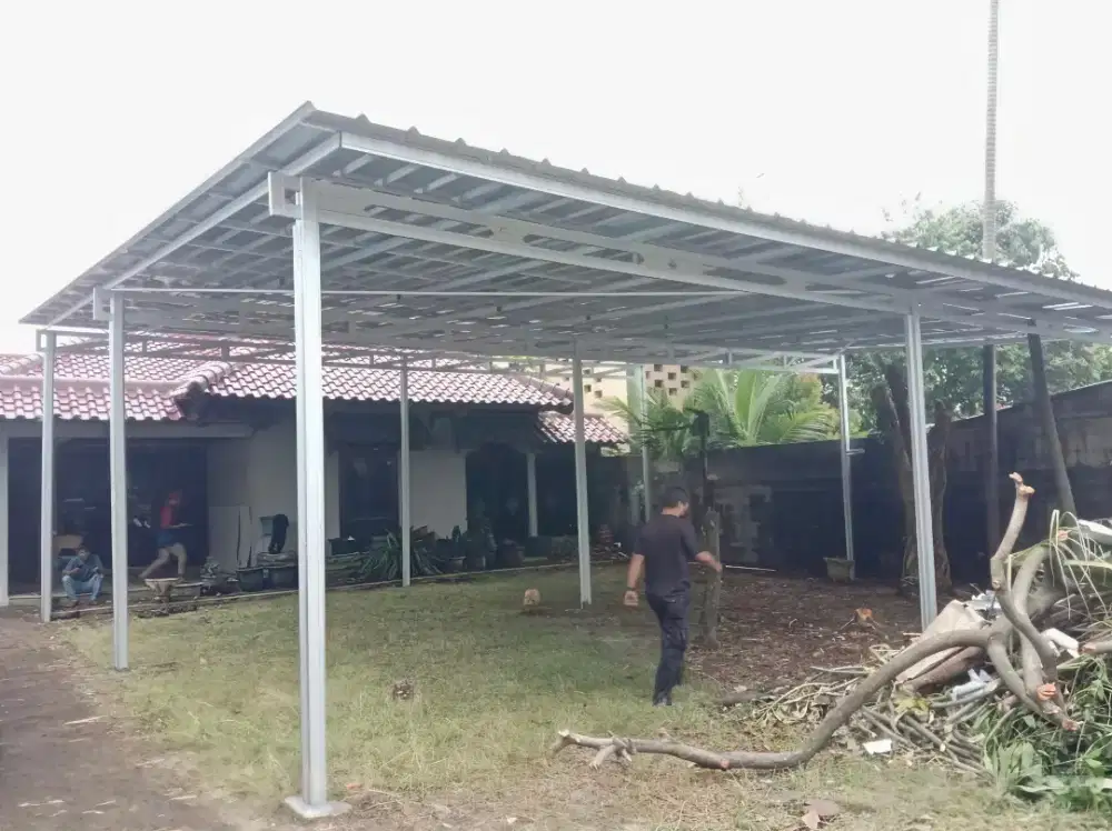 Tukang pasang baja ringan