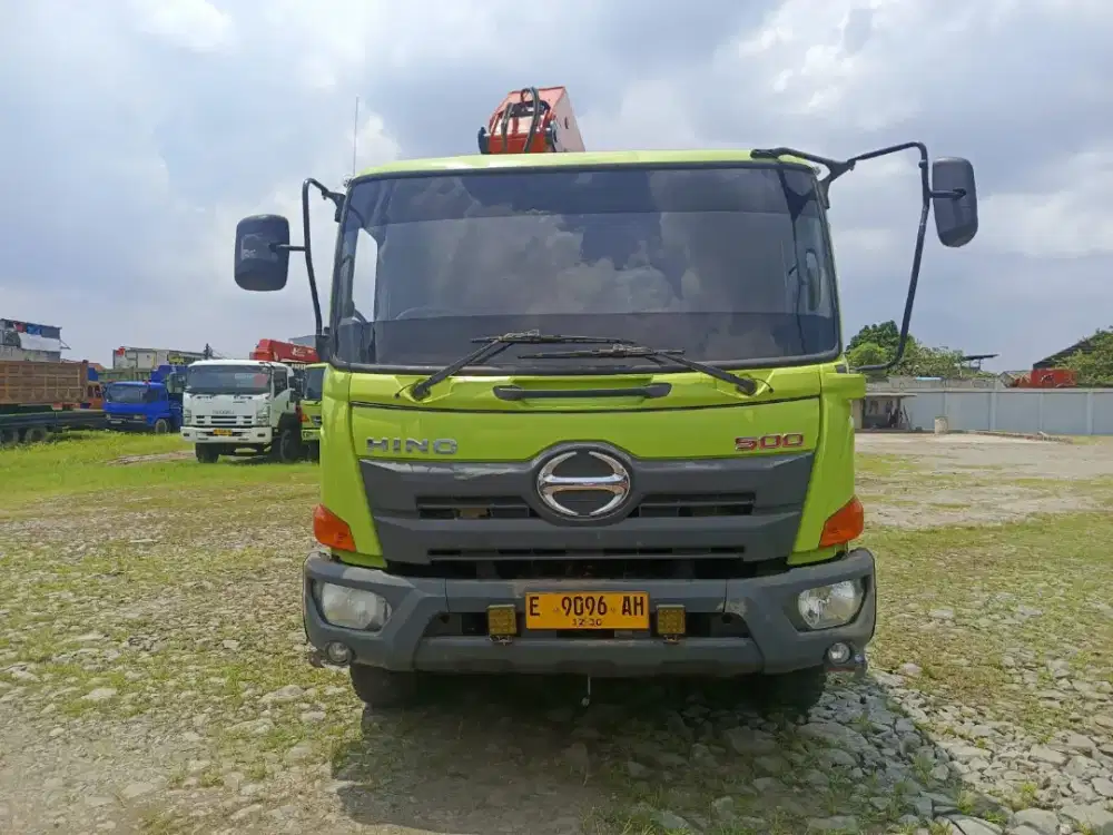 Truck crane HINO