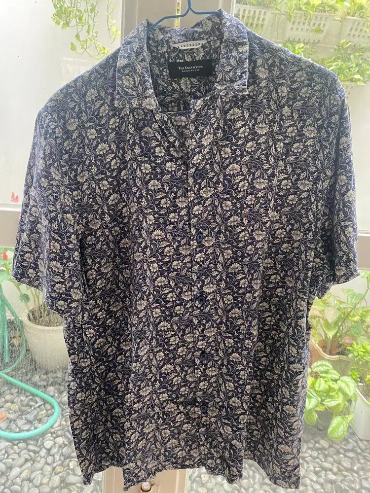 KEMEJA EXECUTIVE – REGULAR FIT – M – PRELOVED LIKE NEW