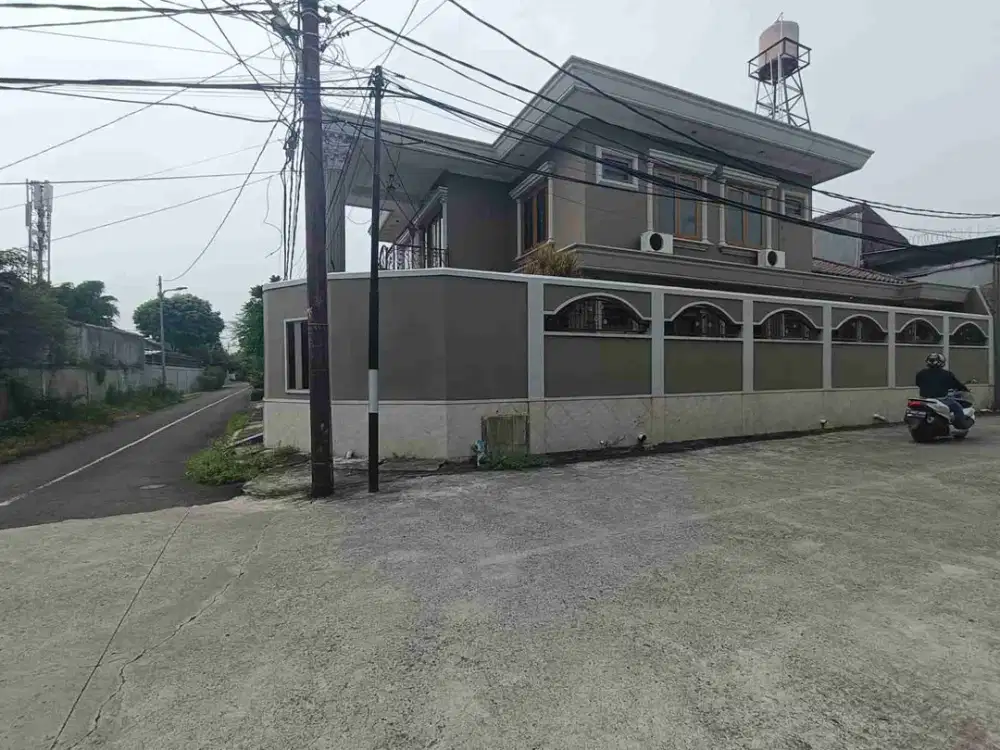 Rumah Hoek Siap Huni,Nyaman Akses 2 Mobil.di pinggir tol Jatiwaringin