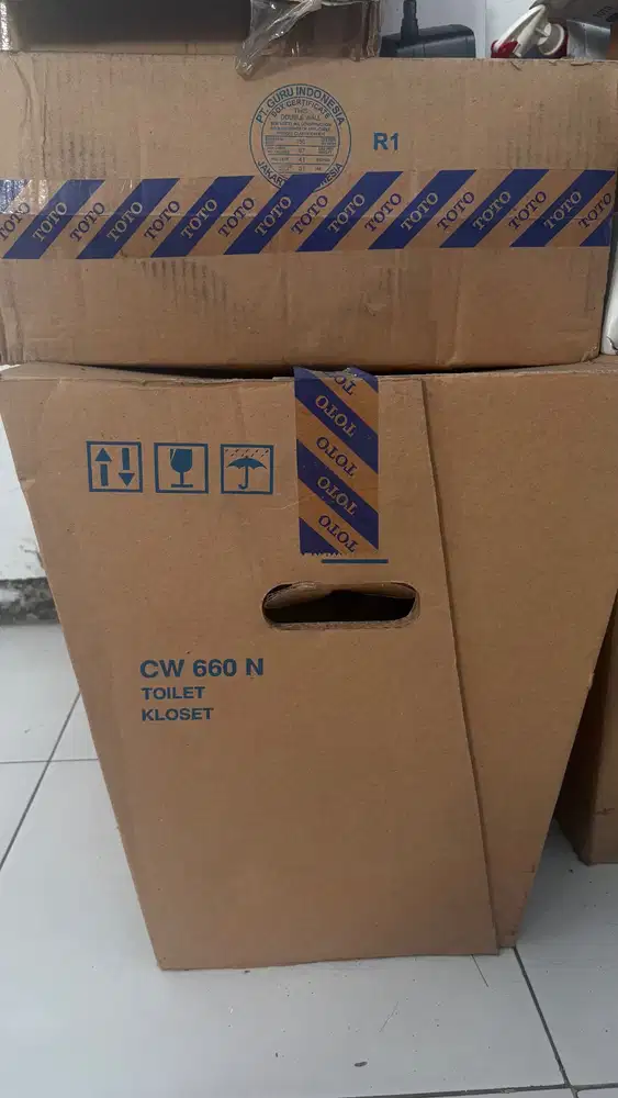 Closet Duduk Merk Toto Tipe CW660NJ/SW660J + Tutup Closet