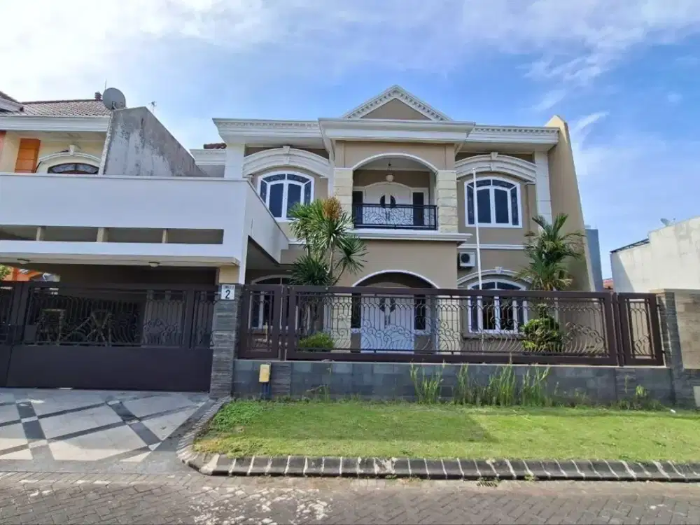 DISEWAKAN Rumah Mewah 2Lt Semi Furnish Dg Fasilitas Taman Siap Huni Lingkungan Asri Lokasi Tengah Kota Dekat Kampus dan Pusat Bisnis di Istana Dieng