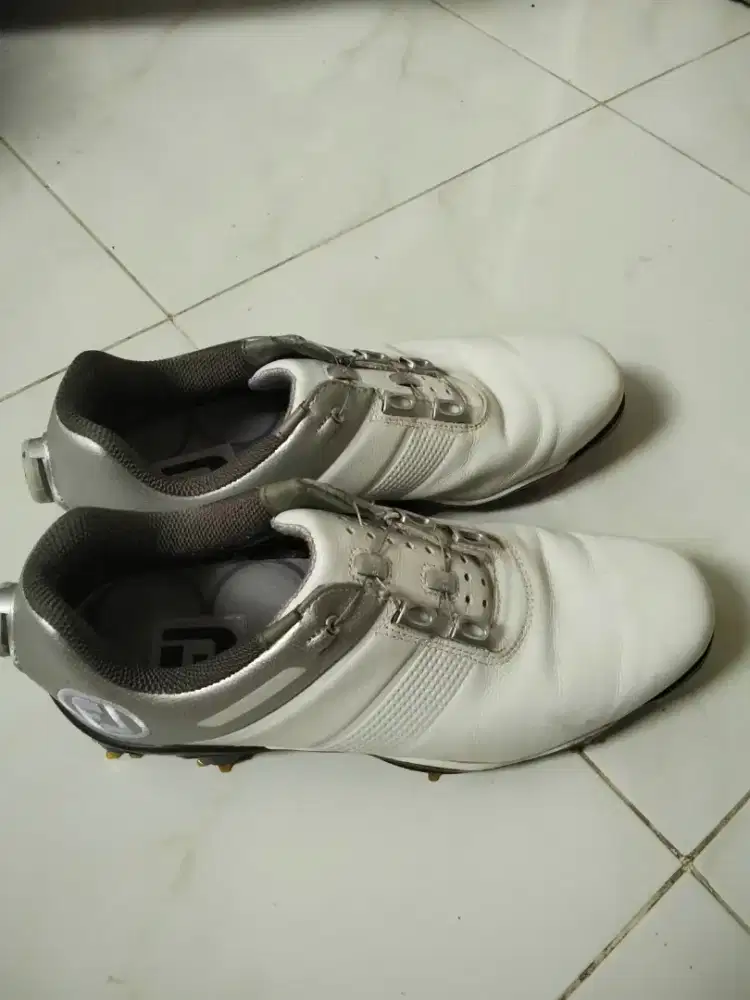 Sepatu golf baru sekali pake