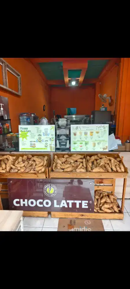Karyawan toko kios ubi cilembu