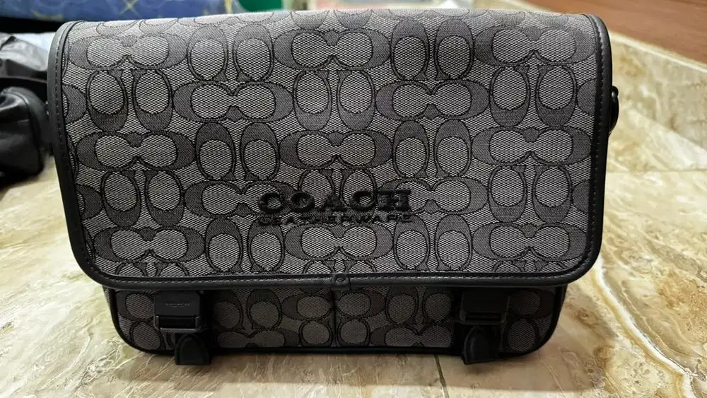 League Messenger  Bag In Signature