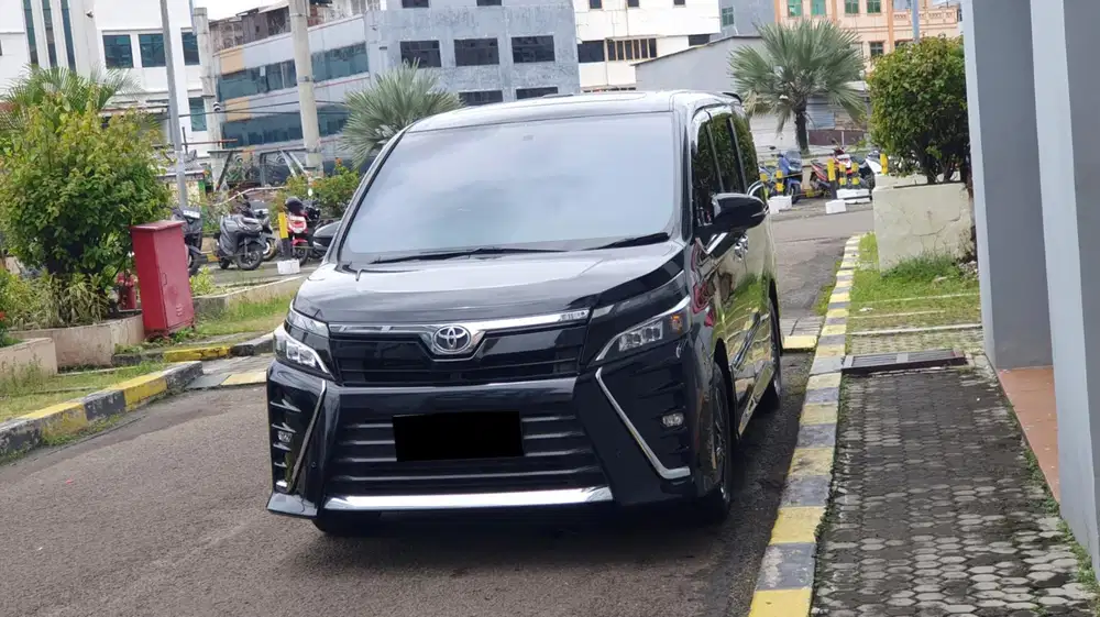 Toyota voxy 2018 hitam sunroof