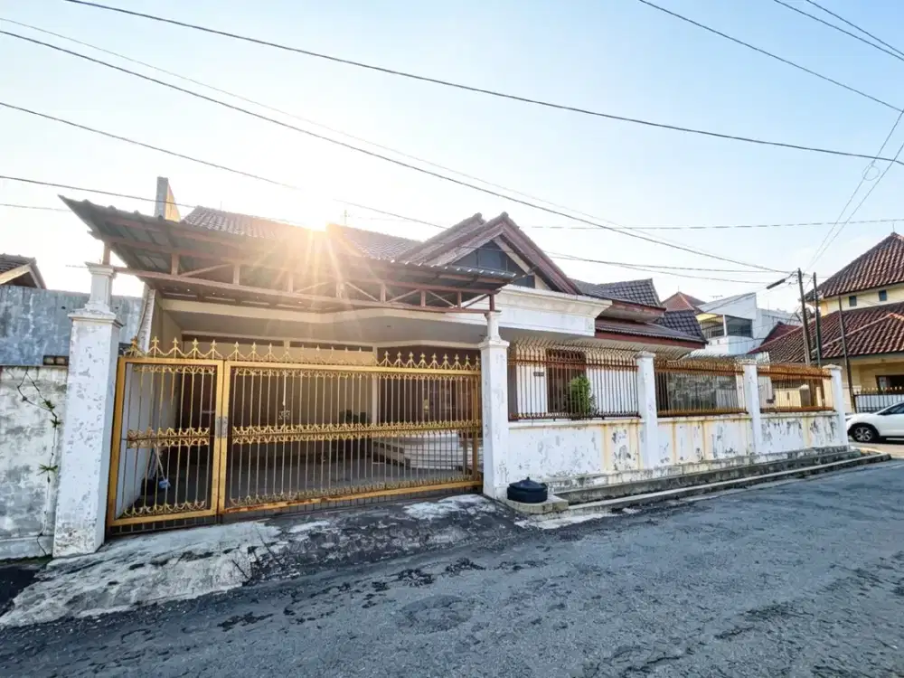 Rumah Cantik posisi Hoek Dekat Solo di baturan colomadu