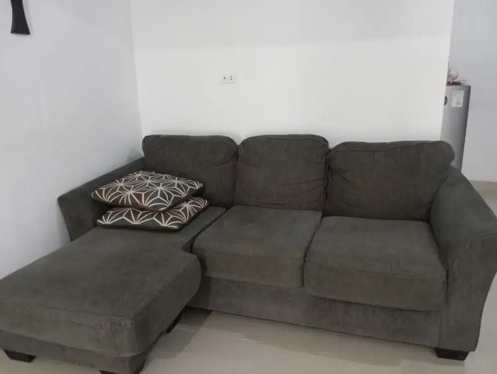 Sofa L merk Ashley (INFORMA)