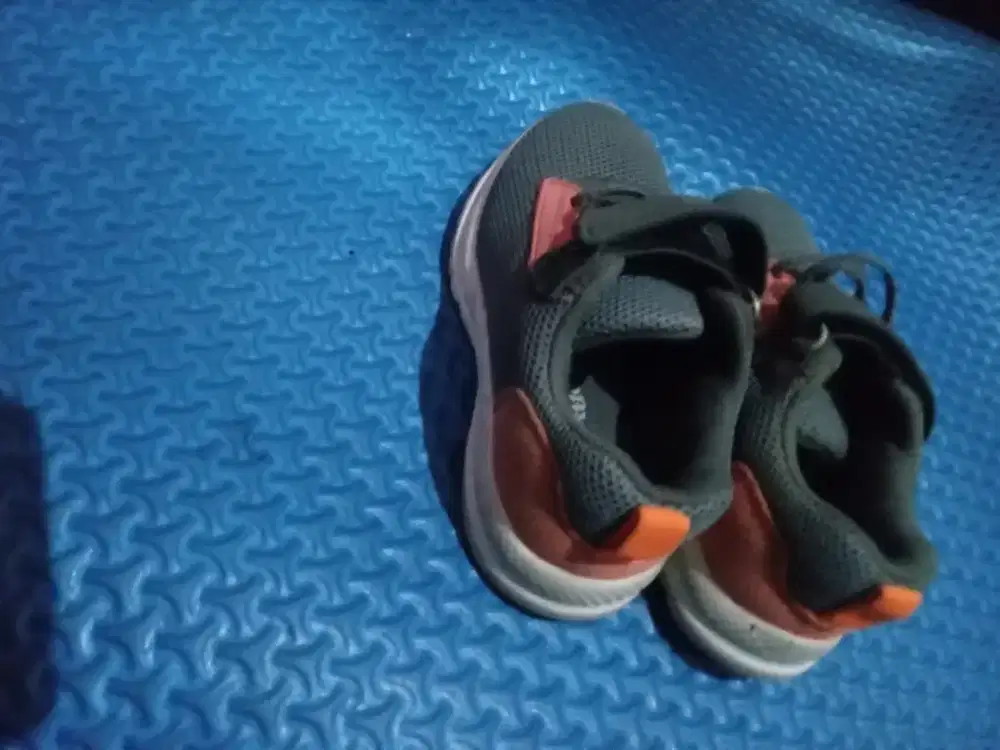 Sepatu anak cowok ukuran 25