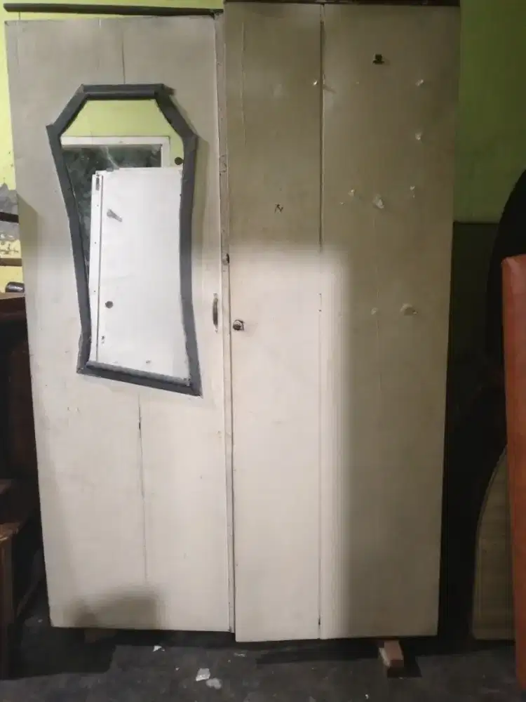 lemari triplek rangka besi apa adanya , angkkut sendiri