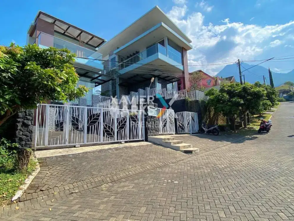Dijual Villa Terawat 2Lt Full Furnish Siap Huni View Pegunungan Potensi untuk Investasi Dekat Kawasan Wisata BNS dan Jatim Park 2 di Panderman Hill