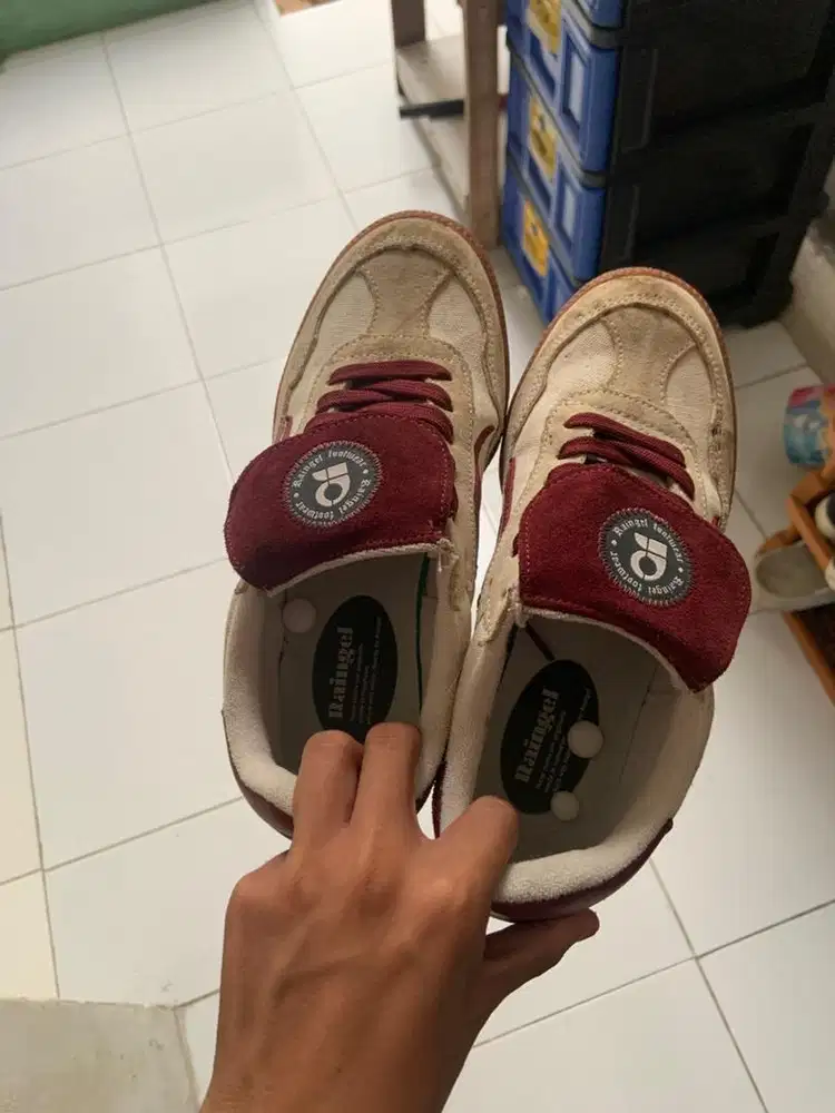Sepatu bekas no minus