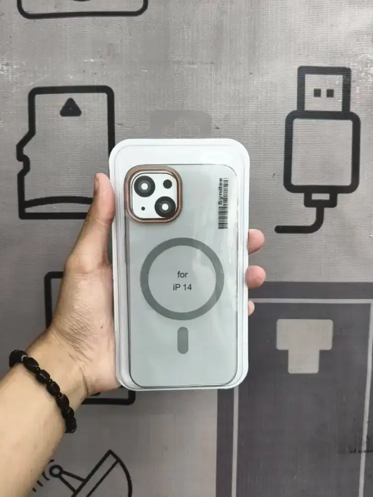 Casing iPhone 14
