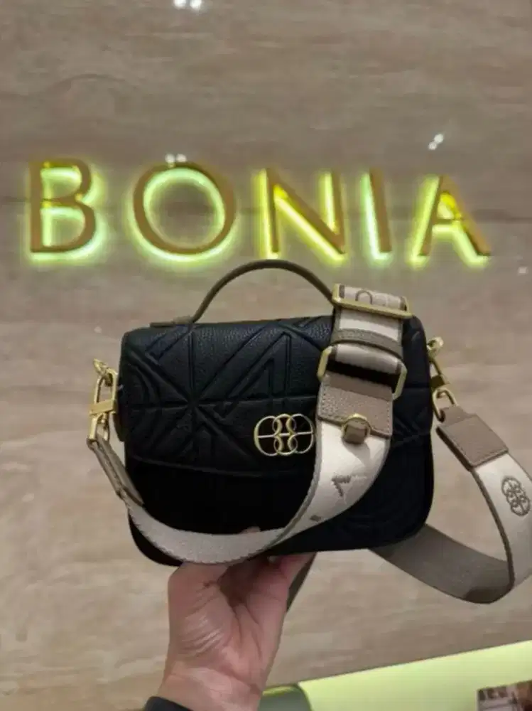 Tas bonia baru hitam